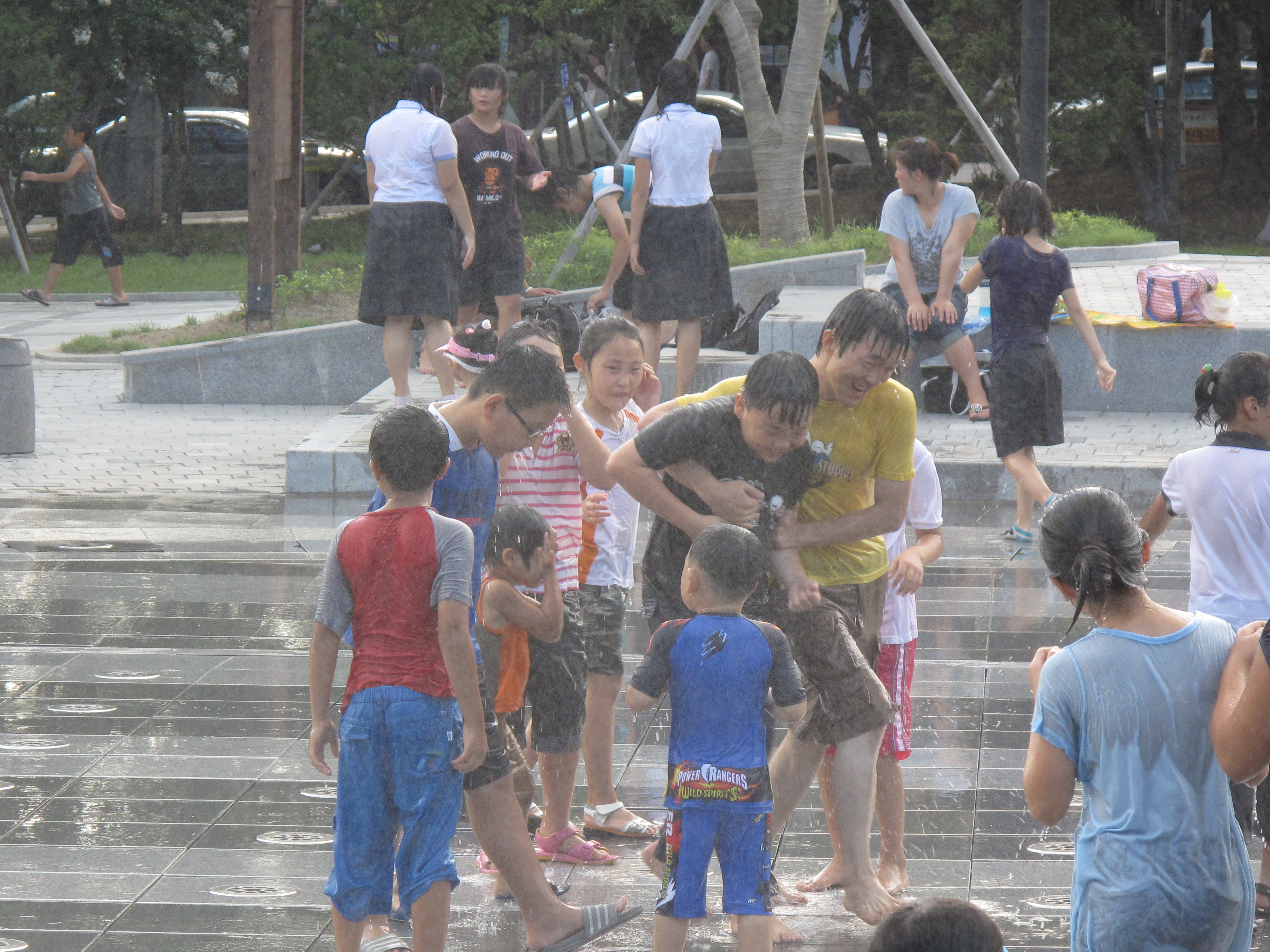 행복공감별빛교실 와룡공원 분수대 물놀이사진