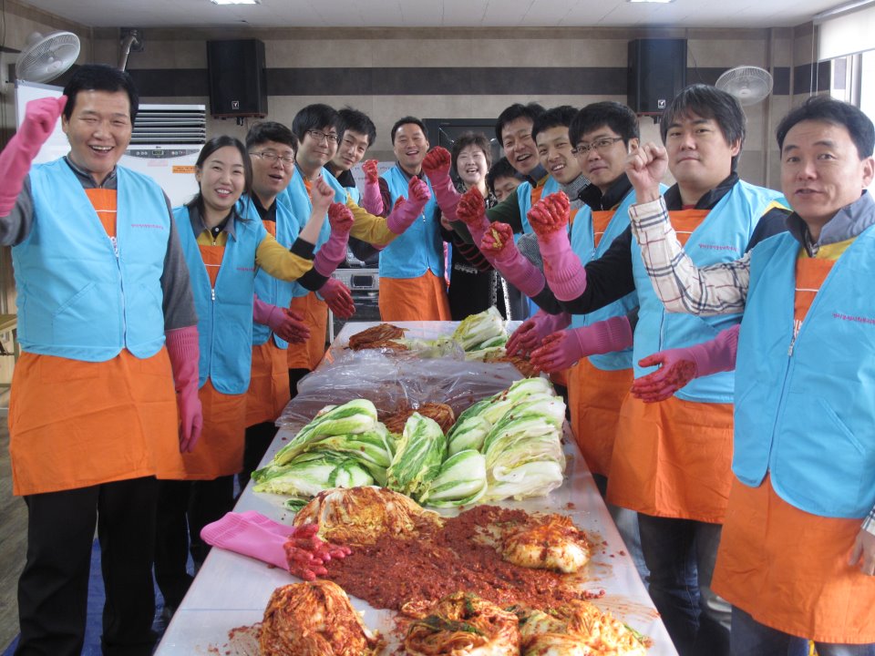 12월8일 이마트물류센터 대구지점 직원들과 함께한 김장김치 담그기를사진