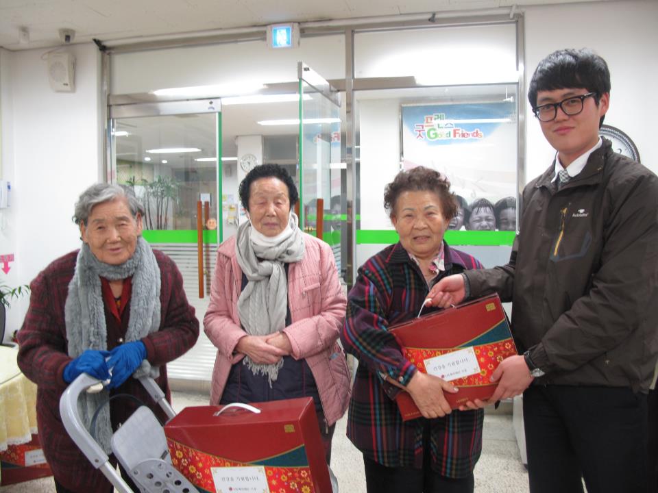 한국사회복지관협회 LG 복지재단에서 어르신들을 위한 생필품 지원사진