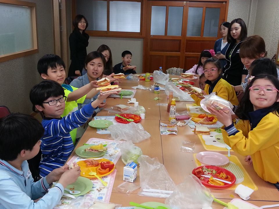 2014 한국암웨이 건강지킴이사업으로 진행되는 다문화가정 아동 식행사진