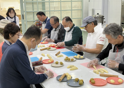 1인 중장년 사회적 관계망 형성 프로그램 '뭉치면 산다' 요리교실 진행(하반기)